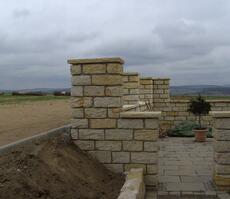 Natursteinmauer in Arbeit